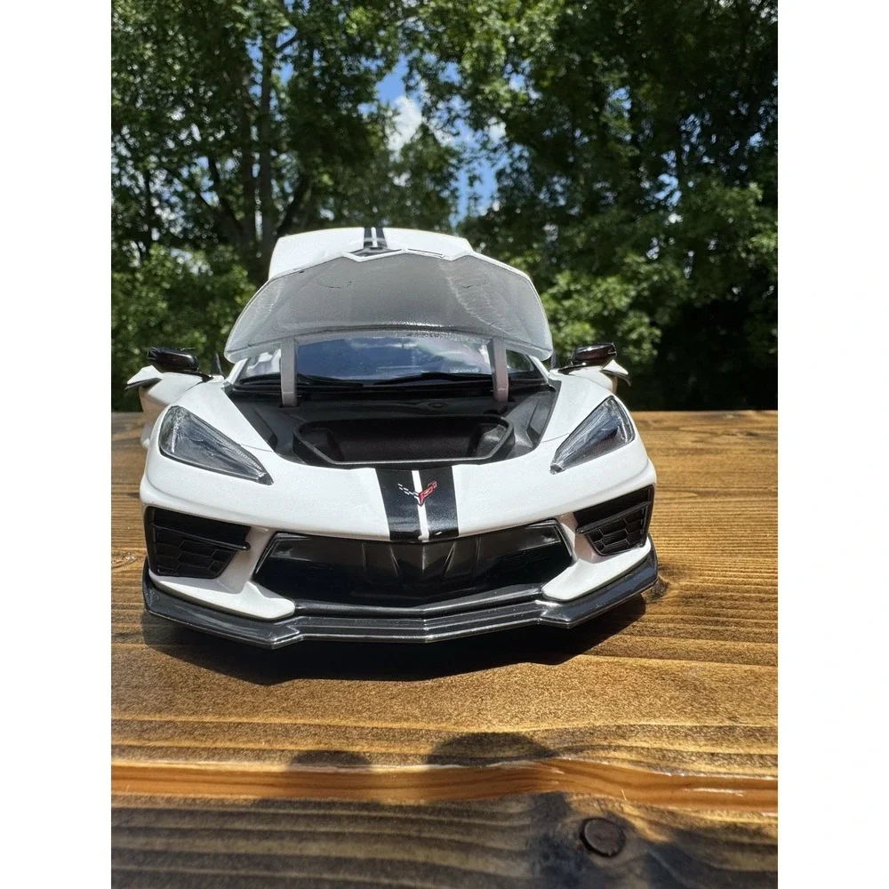 2020 Chevrolet Corvette Stingray C8 White Black Stripe 1:18 Maisto Diecast